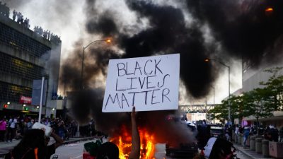 Tödliche Schüsse auf weiteren Afroamerikaner: Erneute Unruhen mit Brandstiftung – Polizei veröffentlicht Videos