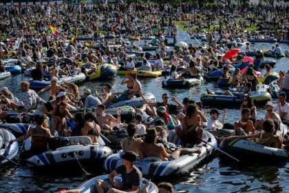 Berliner Tanzclub-Szene: Rave-Demo auf Booten in der Spree für mehr finanzielle Unterstützung