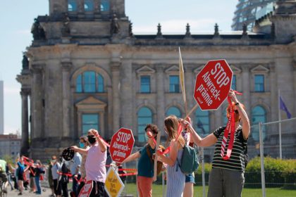 Berlin: Kilometerlange Menschenkette gegen Auto-Kaufprämie – Fridays for Future mit dabei