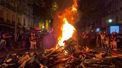 Proteste in Paris eskalieren: Demonstranten werfen Steine und setzen Barrikaden in Brand