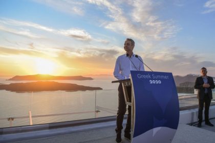 Mitsotakis läutet Urlaubssaison ein: “Der griechische Tourismus ist zurück”