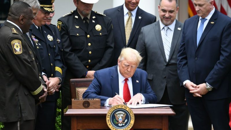 Trump unterzeichnet Dekret für begrenzte Polizeireform