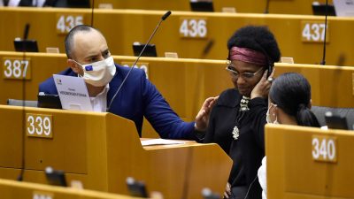 Deutsche EU-Abgeordnete der Grünen fühlte sich durch belgische Polizei „rassistisch diskriminiert“