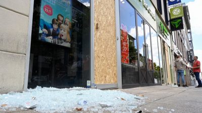 Hunderte Menschen randalierten in Stuttgarter Innenstadt – Geschäfte geplündert – 20 Verhaftungen