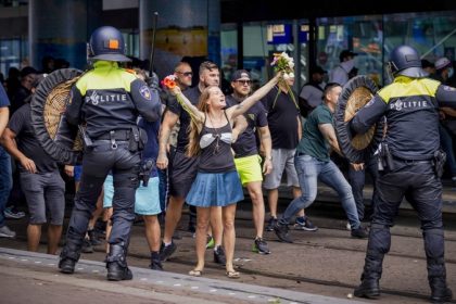 Den Haag: Dutzende Festnahmen bei Hooligan-Protesten gegen Corona-Beschränkungen