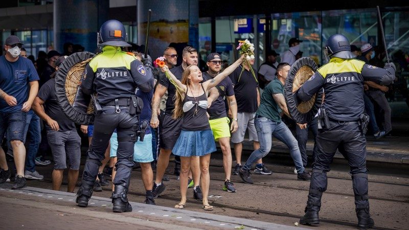 Den Haag: Dutzende Festnahmen bei Hooligan-Protesten gegen Corona-Beschränkungen
