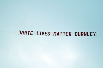 Rassismus-Debatte: Flugzeug mit „White Lives Matter“-Banner über Manchester-City-Stadion geflogen