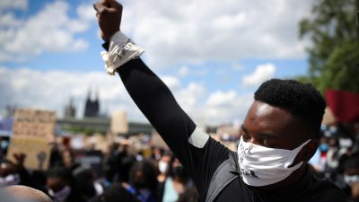 Spontaner Kniefall von Kölner Polizisten vor „Black Lives Matter“-Demonstranten sorgt im Netz für Diskussion