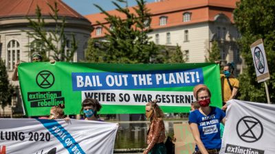Extinction Rebellion protestieren auf Köhlbrandbrücke im Hamburger Hafen