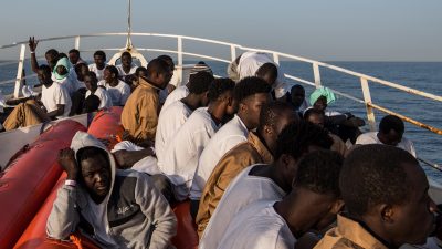 „Ocean Viking“ nimmt dutzende Bootsmigranten auf