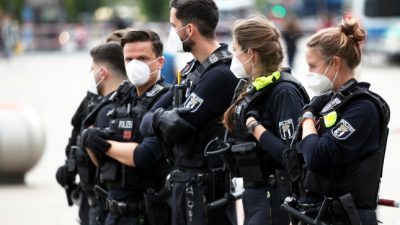 Polizist verteidigt seine Berufsgruppe gegen „taz“-Verleumdung – Seehofer will mit Chefredaktion sprechen