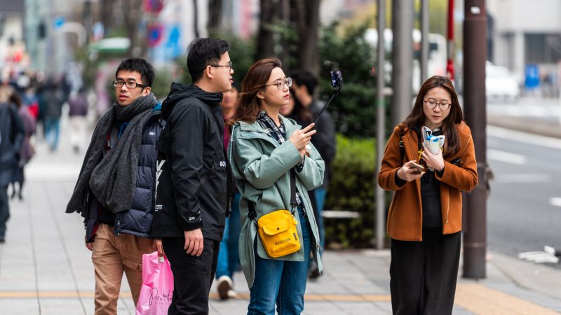 Japan: Stadt will Smartphone-Verbot für Fußgänger einführen