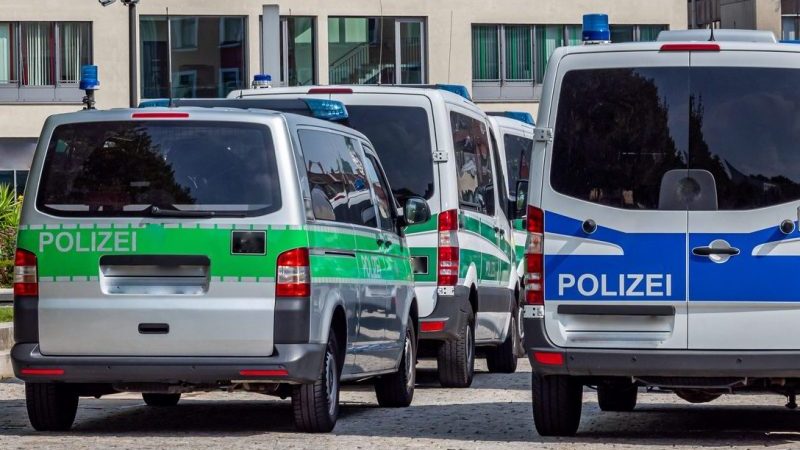 Berlin: Unbekannte beschädigen mehrere Polizeifahrzeuge