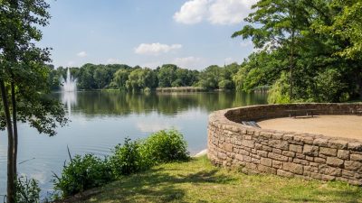 Tragischer Unfall in NRW: Kinder fallen in Teich – Zweijähriger gestorben