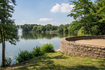 Tragischer Unfall in NRW: Kinder fallen in Teich – Zweijähriger gestorben