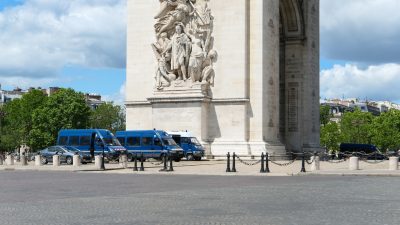 Französische Polizisten demonstrieren gegen Rassismus-Vorwürfe und fordern Rücktritt des Innenministers