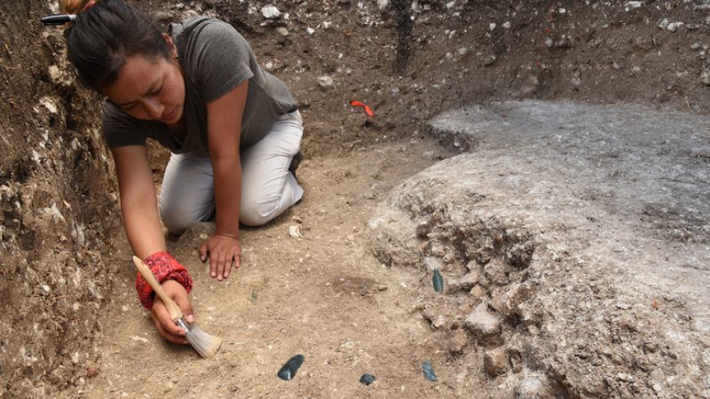 Ausgrabung am Maya-Monument in Aguada Fénix