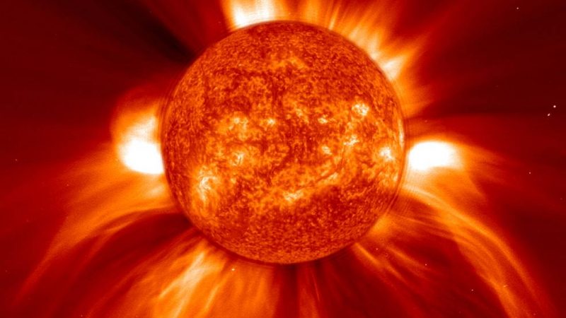 Ähnlich wie unsere Sonne (Bild) weist Orions Schulterstern Beteigeuze Flecken auf, die ihn deutlich dunkler erscheinen lassen als üblich.