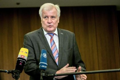 Seehofer: Spiele mit Zuschauern in neuer Saison denkbar
