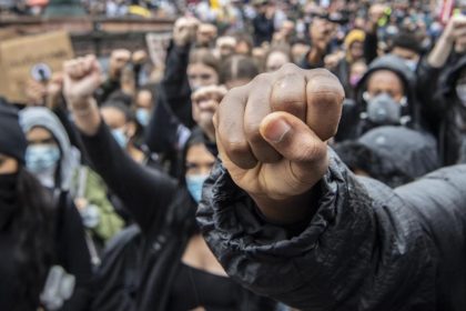„Wir haben Hass auf das System“: Linksextremistischer Mob wütet wegen Floyds Tod in Berlin-Neukölln