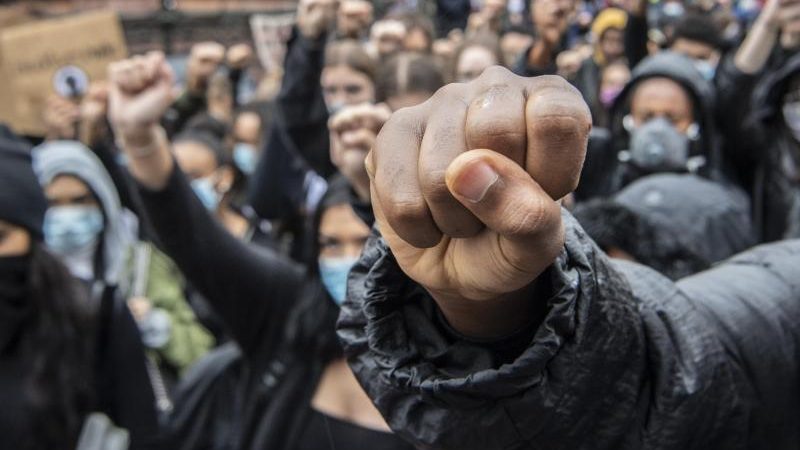 „Wir haben Hass auf das System“: Linksextremistischer Mob wütet wegen Floyds Tod in Berlin-Neukölln