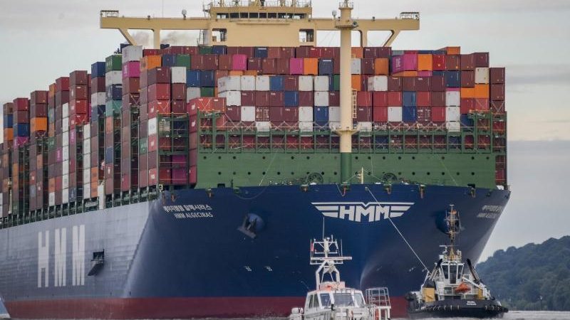 Größtes Containerschiff der Welt in Hamburg begrüßt: 23.964 Standardcontainer