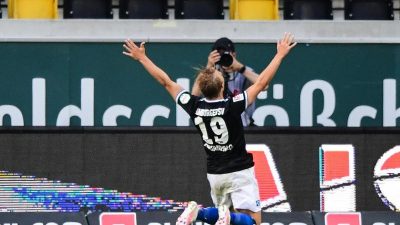 HSV siegt spät in Dresden und verschiebt Bielefelds Aufstieg