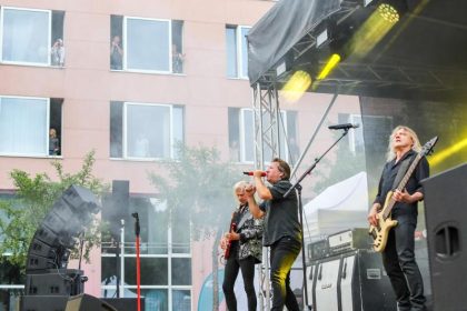 Karat geben Hotelzimmer-Rockkonzert
