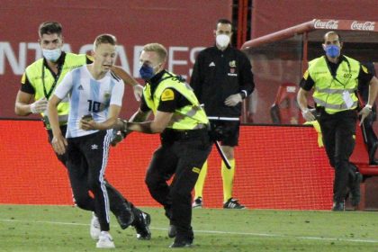 Flitzer beim Geisterspiel auf Mallorca: Fotowunsch mit Messi