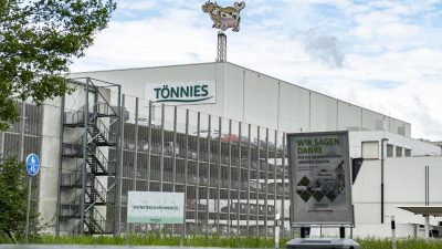 „Gemeinsam gegen die Tierindustrie“ – Aktivisten besetzen Tönnies-Schlachthof in Rheda-Wiedenbrück