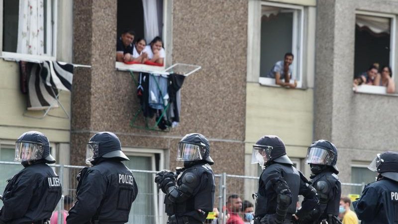Quarantäne in Göttingen: Bewohner verletzen Polizisten