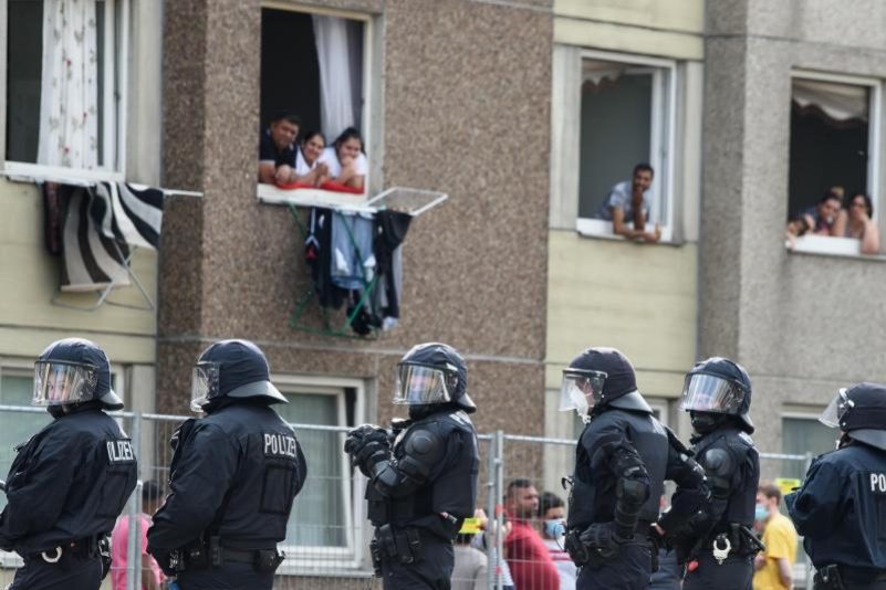 Quarantäne in Göttingen: Bewohner verletzen Polizisten