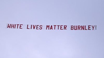 Manchester: Flugzeug mit rassistischer Parole über Stadion