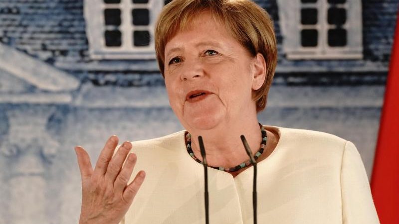 Deutschland übernimmt EU Ratspräsidentschaft und Merkel erklärt, warum sie keine Maske trägt