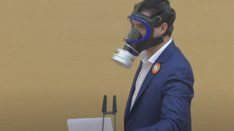 AfD-Politiker trägt Gasmaske im Bayerischen Landtag: „Wir haben doch eine Maskenpflicht!“