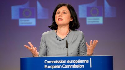 EU-Kommissionsvize dringt auf Rechtsstaatlichkeit als Bedingung für EU-Gelder – Orban droht mit Veto