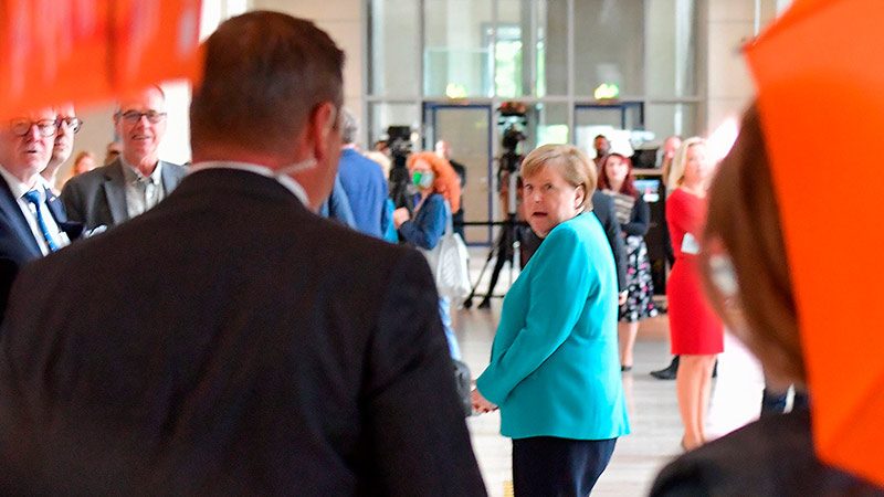 Wie kamen sie rein? „Extinction Rebellion“ steht plötzlich vor Frau Merkel