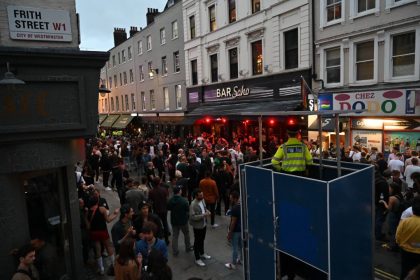 Pub-Öffnungen: Vier Festnahmen wegen unsozialen Verhaltens