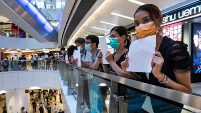 Neue Protestform in Hongkong: Worte im Herzen und leere Blätter für das KP-Regime