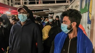 Migranten von „Ocean Viking“ auf Quarantäne-Schiff gebracht – Seehofer fordert EU-Regelwerk für Zuwanderung