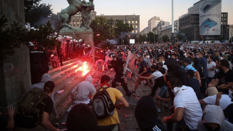Massenunruhen in Serbien: Rücktritt von Vucic gefordert – Mindestens 19 Polizisten und 17 Demonstranten verletzt