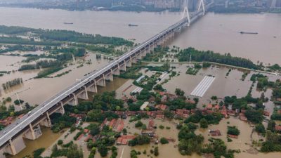 Hochwasser bedroht China: Zehntausende kämpfen gegen Überschwemmungen entlang des Jangtse