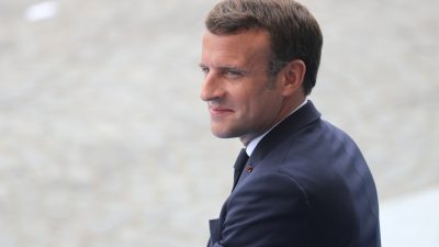 „Gelbwesten“ buhen Macron bei Spaziergang aus – Frankreichs Präsident sucht Gespräch ohne Maske und Abstand