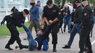 Festgenommenen Demonstranten in Belarus drohen harte Strafen