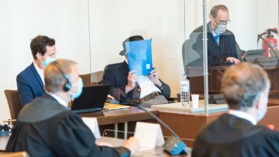 Beihilfe zu Mord in 5232 Fällen: Zwei Jahre Jugendhaft auf Bewährung für Ex-SS-Wachmann in Hamburger Stutthof-Prozess
