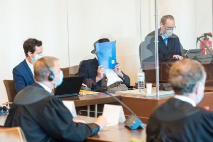 Beihilfe zu Mord in 5232 Fällen: Zwei Jahre Jugendhaft auf Bewährung für Ex-SS-Wachmann in Hamburger Stutthof-Prozess