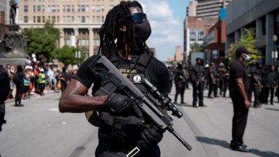Schwer bewaffnete schwarze Miliz marschiert durch Louisville – Drei Verletzte nach Schussunfall