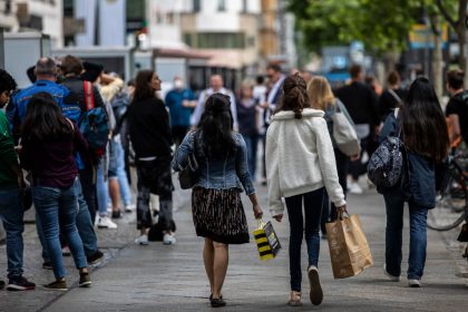Umfrage: Große Mehrheit der Deutschen will nach Pandemie wieder shoppen wie zuvor