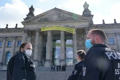 Ist die Sicherheit im Bundestag noch gewährleistet? Greenpeace hisst Banner am Reichstag
