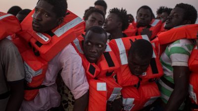 Streit und Schlägereien auf der „Ocean Viking“ – Schiff mit 180 Migranten ruft Notstand aus